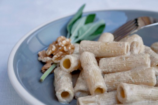 Pasta vegan con sugo di tofu, noci e salvia