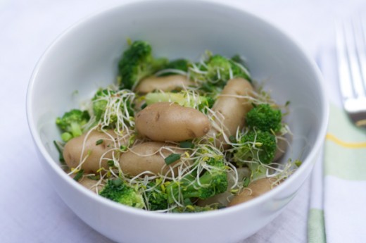 Insalata di patate, broccoli e germogli di alfa alfa