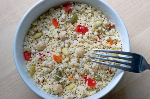Couscous e maftoul con peperoni, ceci e tanti semi