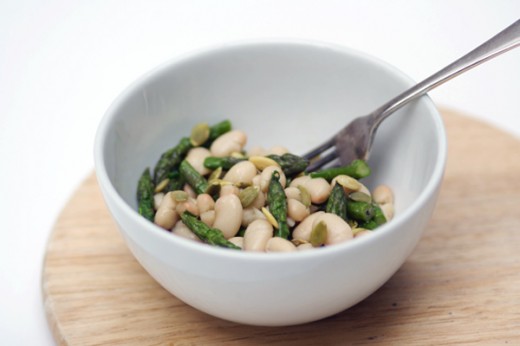 Insalata di asparagi, cannellini e semi di zucca