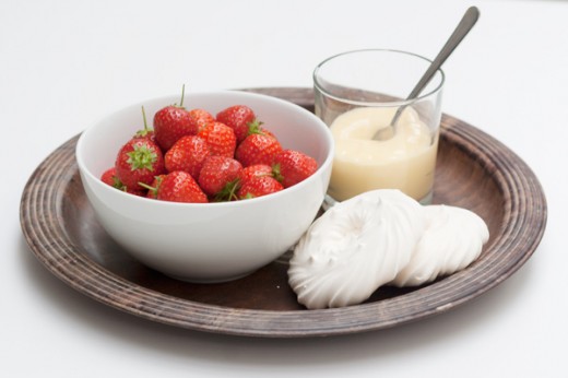 Nidi di meringa con fragole e custard
