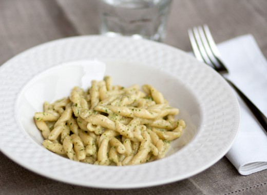 Pasta fresca al “pesto” di sedano e noci