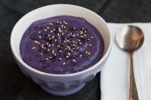 Zuppa viola di cavolo cappuccio e cumino