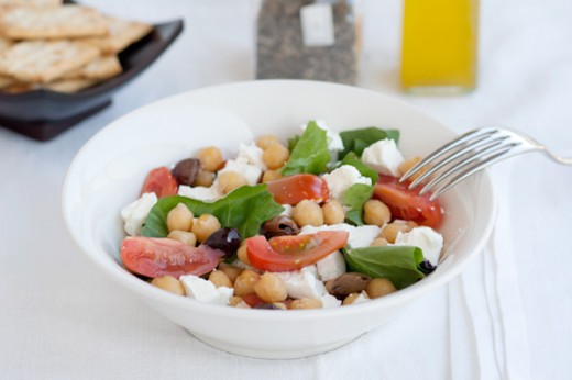 Insalata di tarassaco con ceci, pomodori, feta e olive