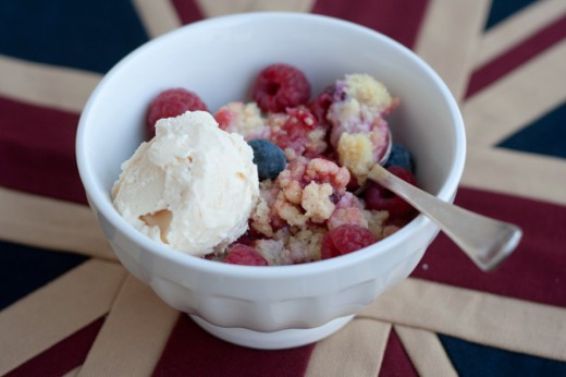 Crumble con rabarbaro e frutti di bosco