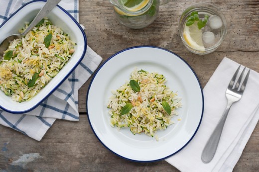 Riso pilaf con zucchine, pinoli, menta e scorza di limone