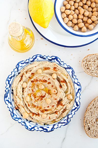 Hummus tradizionale israeliano con ceci e tahina